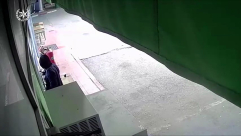 فيديو: مشتبه يسطو على دكان في اللد ويهدد البائع بمقص